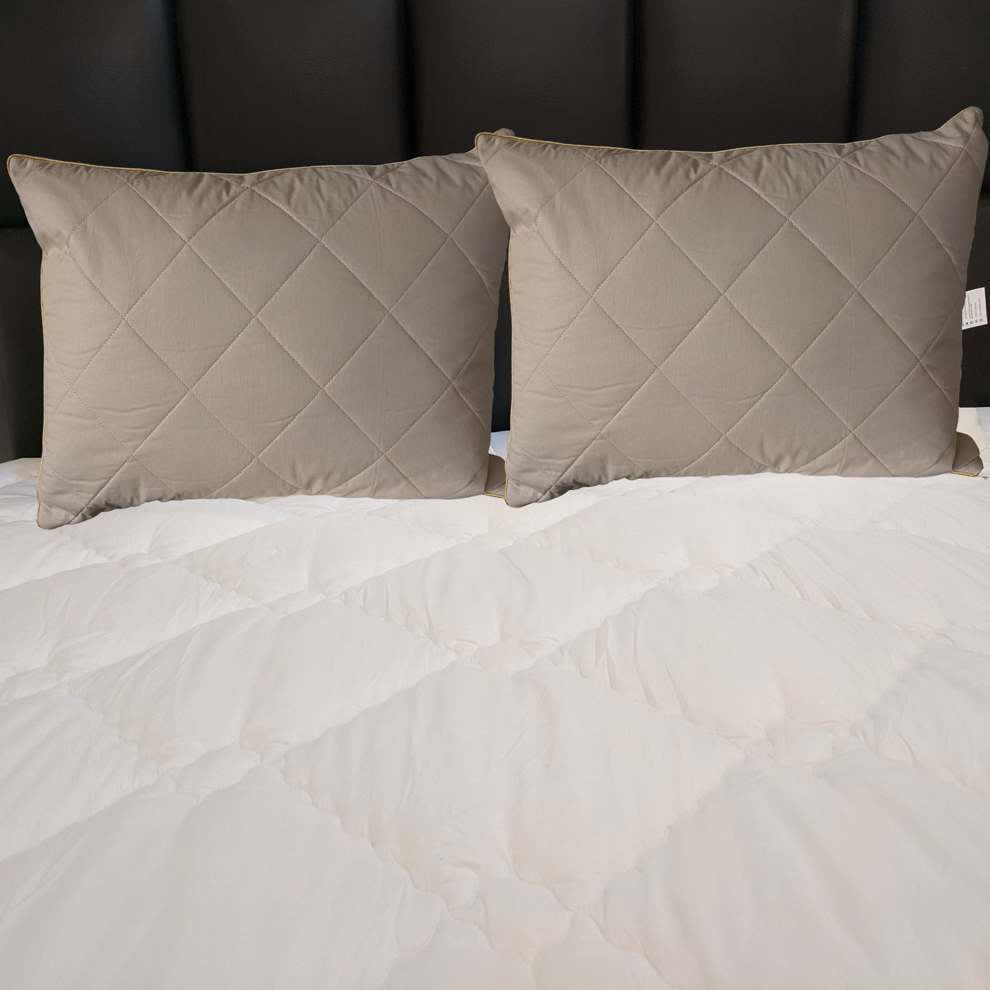 LEFF KAPİTONE YÜN DOLGULU BİYELİ YASTIK